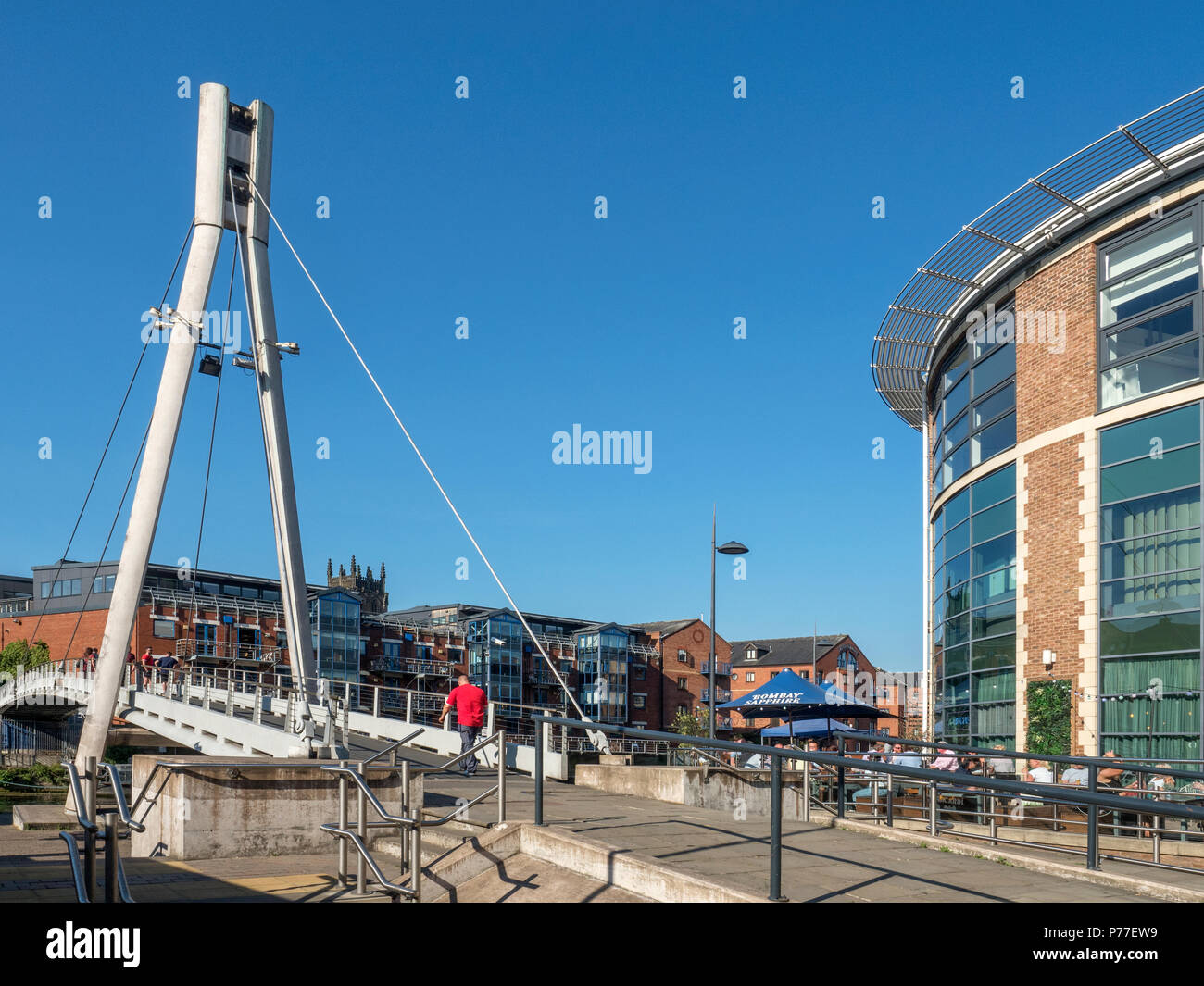 Centenario Ponte sul Fiume Aire at Brewery Wharf in Leeds West Yorkshire Inghilterra Foto Stock
