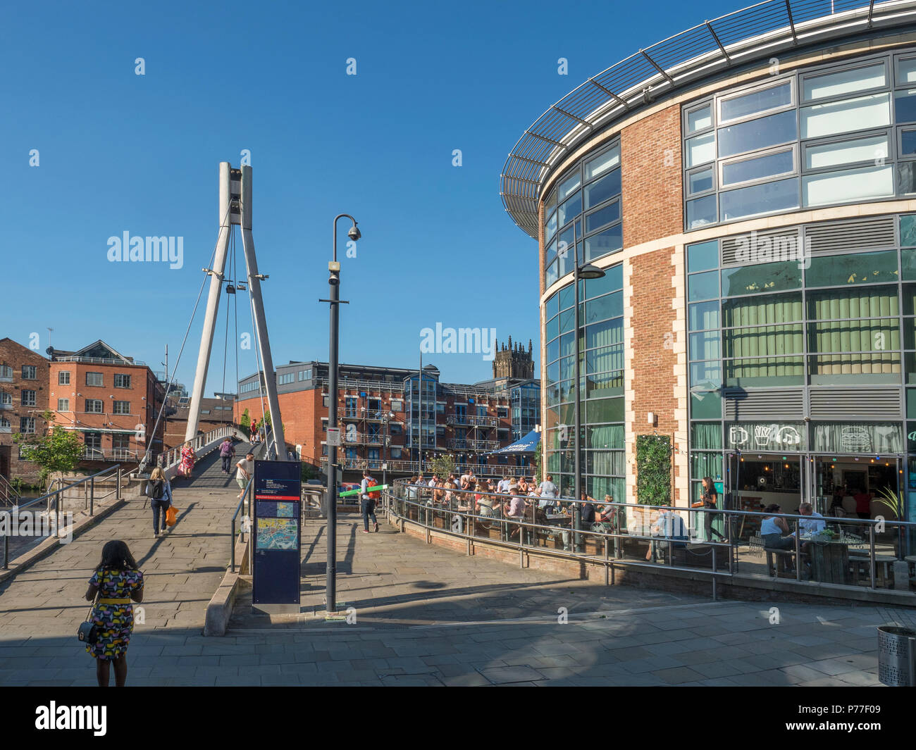 Centenario Ponte sul Fiume Aire at Brewery Wharf in Leeds West Yorkshire Inghilterra Foto Stock