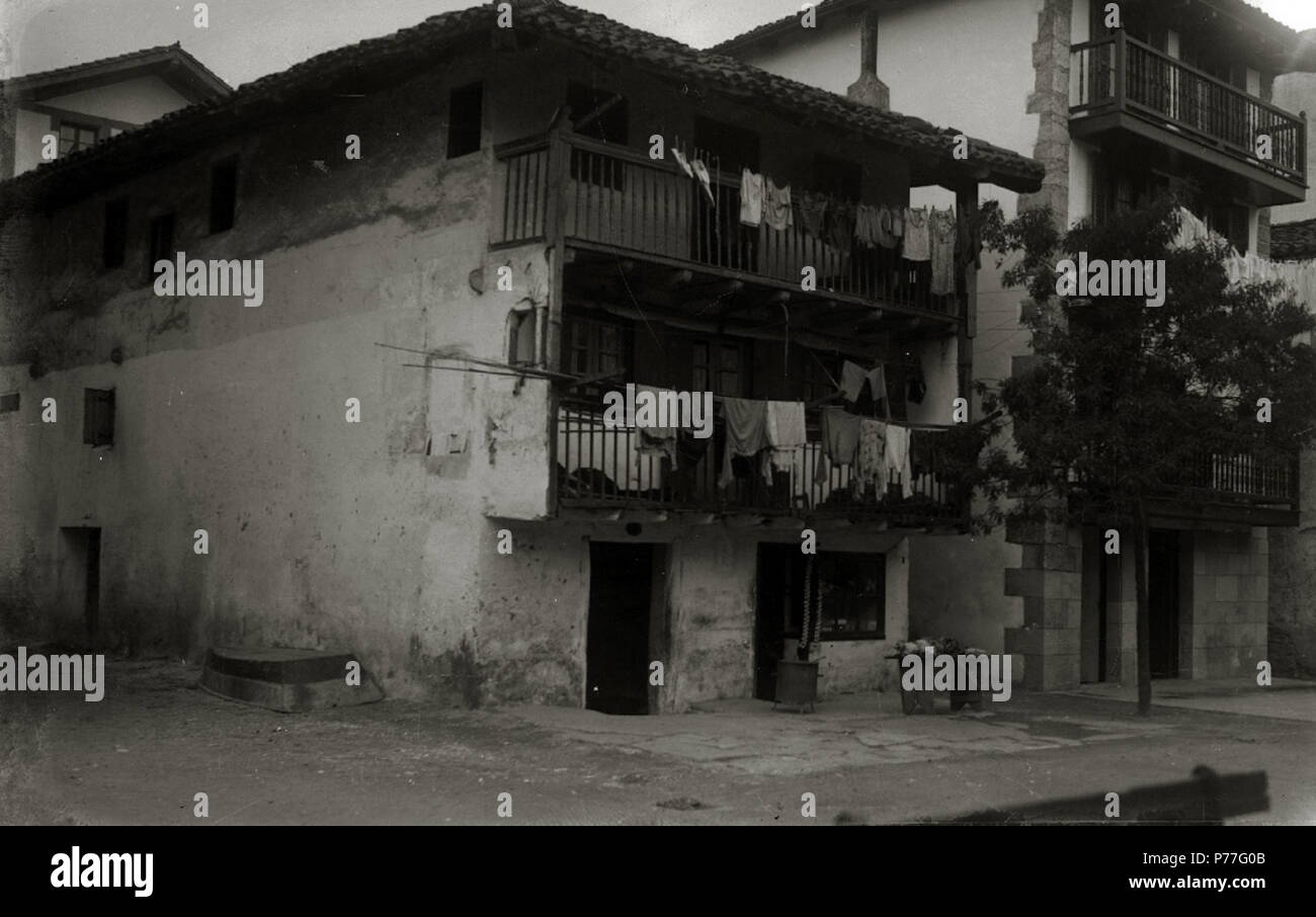 Español: Título originale: Vista de la localidad de Hondarribia (3/4) Localización: Fuenterrabía (Guipúzcoa) . N/A 62 Vista de la localidad de Hondarribia (3 de 4) - Fondo Car-Kutxa Fototeka Foto Stock