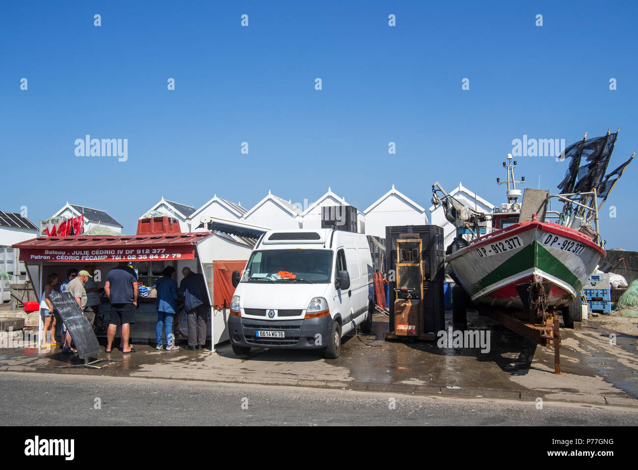Pressione di stallo di pesce dei pescatori locali vendono frutti di mare e dory, fondo piatto barca da pesca a Quiberville, Seine-Maritime, Normandia, Francia Foto Stock