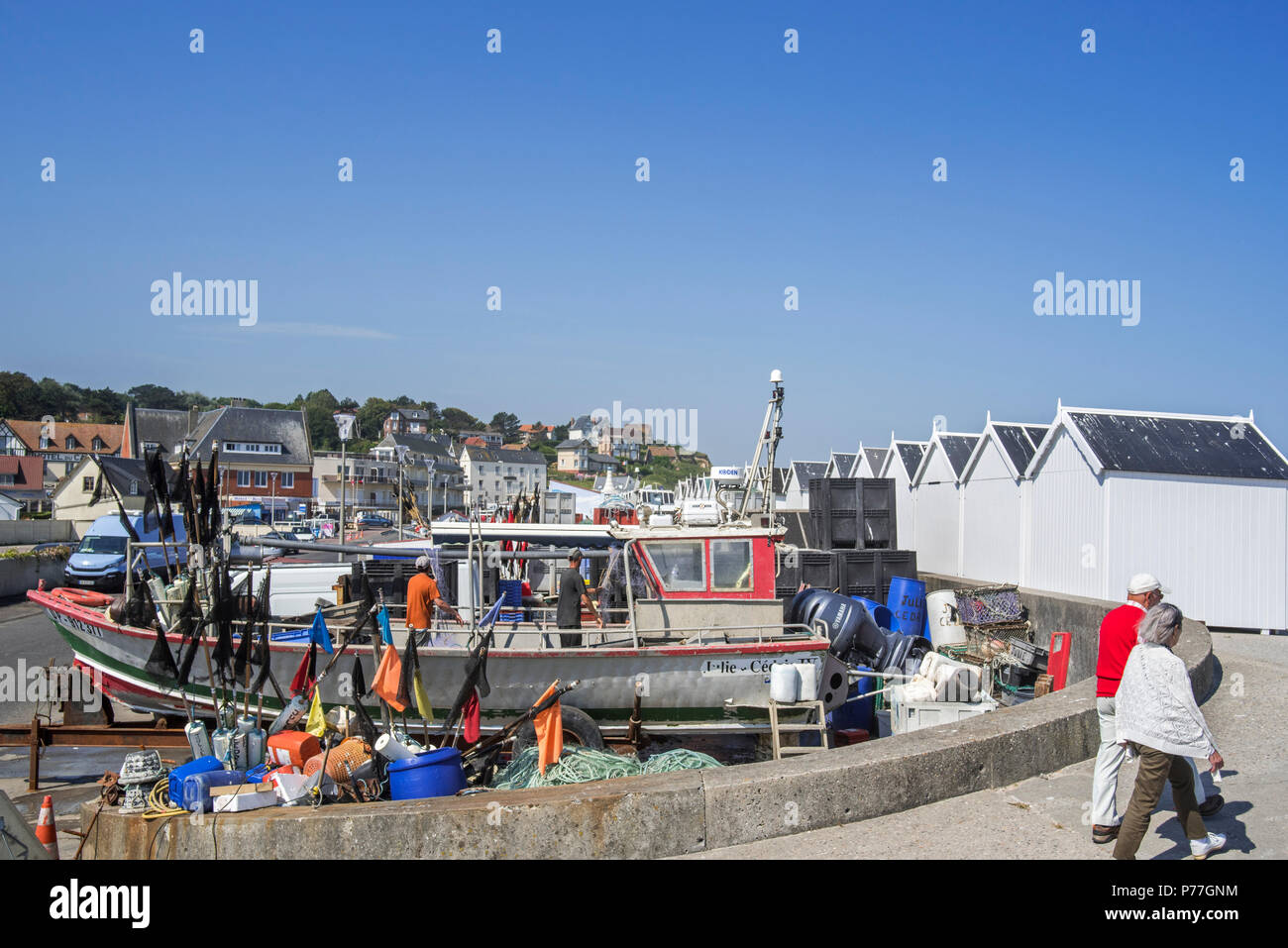 I pescatori locali lavorando su dory, fondo piatto barca da pesca sul lungomare a Quiberville, Seine-Maritime, Normandia, Francia Foto Stock