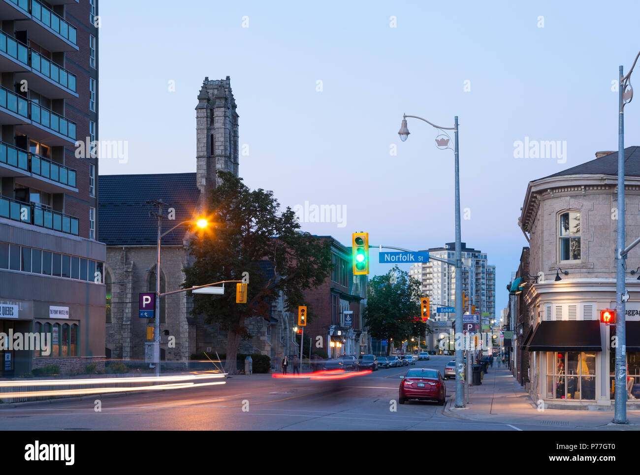 Norfolk Street al tramonto nel centro cittadino di Guelfo, Ontario, Canada. Foto Stock