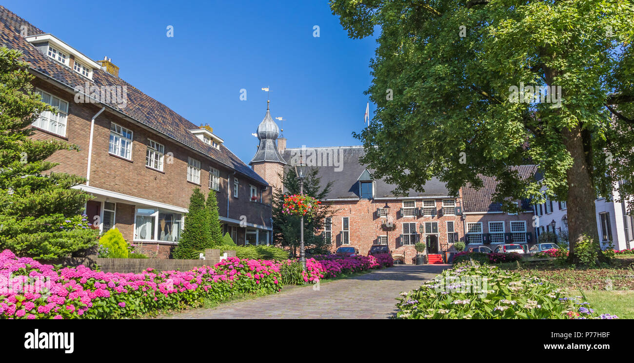 Panorama di fiori e il castello di Coevorden, Paesi Bassi Foto Stock