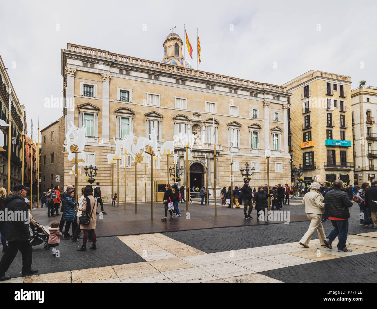 Barcellona, Spagna - 10 dicembre 2017: i turisti a piedi da Sant Jaume square di fronte alla Generalitat's Palace Foto Stock