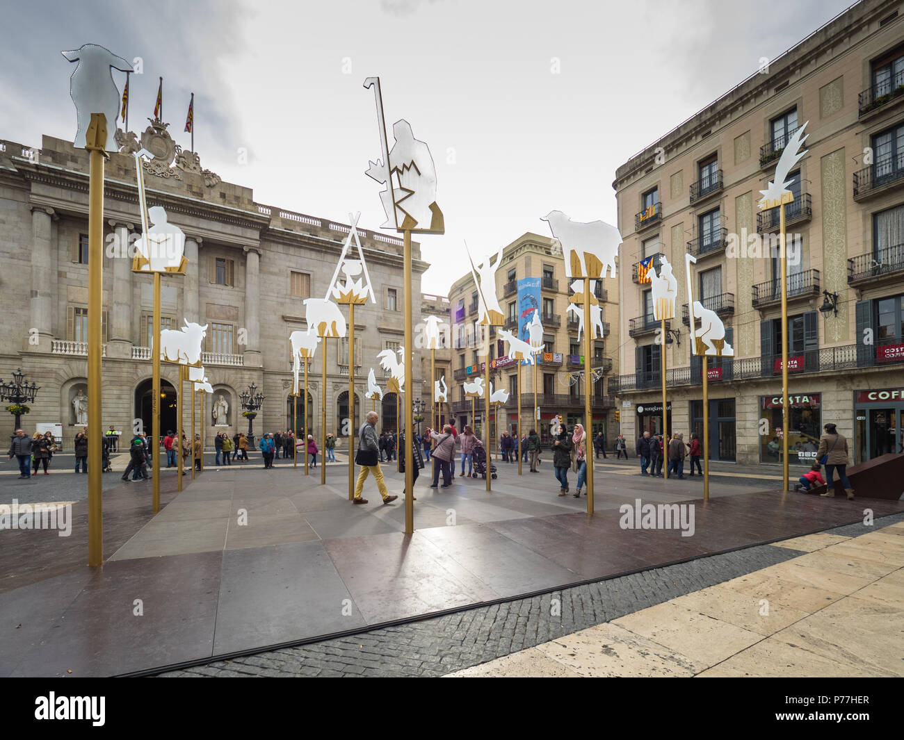 Barcellona, Spagna - 10 dicembre 2017: vista del presepe di Sant Jaume square. Foto Stock