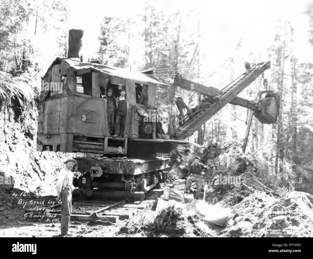 . Inglese: vapore industriale la pala al lavoro nei boschi, Big Creek Logging Company, Knappa, ca. 1918 . Inglese: didascalia sull'immagine: No. 16, Big Creek Log Co Knappa PH Coll 516.165 Big Creek Logging Company è stata basata in Knappa, Oregon nella contea di Clatsop. Knappa fu nominato nel 1891 per un pioniere colono di nome Aaron Knapp, Jr. Il Big Creek Logging Company aveva una ferrovia che azionato dal 1912 al 1923. La società ha chiuso definitivamente nel 1942. (Fonti: Encyclopedia of Western Railroad storia, Vol. III da Donald B. Robertson e contea di Clatsop, Oregon: la sua storia, le leggende e le industrie dal gene di Emma Foto Stock