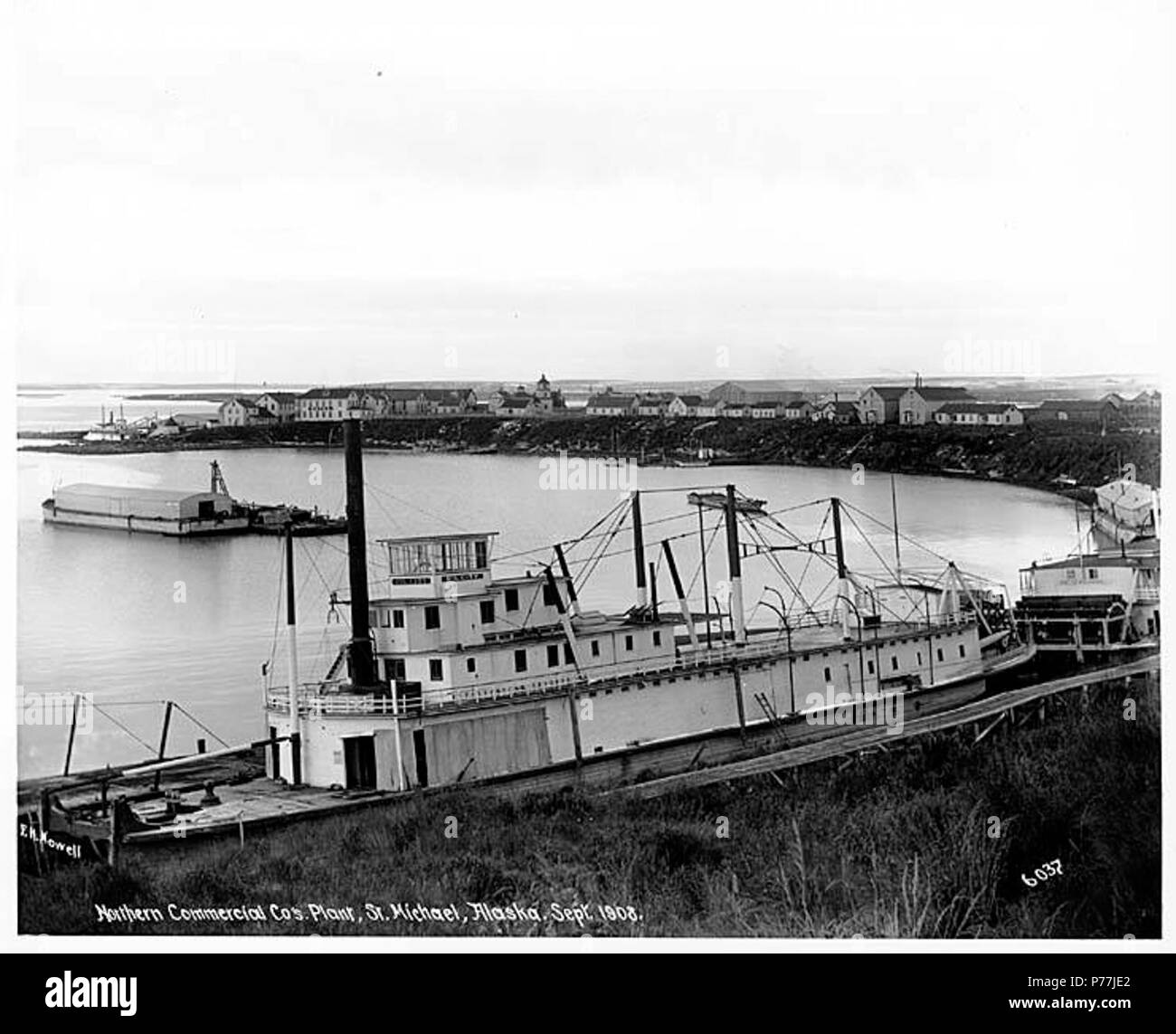 . Inglese: San Michele, mostra commerciale del nord Co. facility e vaporizzatori sternwheel città dell'olio e il Seattle NO. 3, ca. 1904 . Inglese: didascalia sull'immagine: Northern Commercial Co. della pianta, San Michele, Alaska, Sett. 1908. F.H. Nowell, 6037 San Michele è situato sulla costa est di San Michele isola in Norton Suono, 43 miglia a sud-ovest di Unalakleet, Yukon-Kuskokwim Delta. Un russo stockaded post è stato stabilito qui nel 1833. La popolazione di 109 nel 1880 è stata prevalentemente eschimese. La Chiesa di San Michael post office e un militare americano post sono stati stabiliti nel 1897 seguendo il Klondike gold Foto Stock