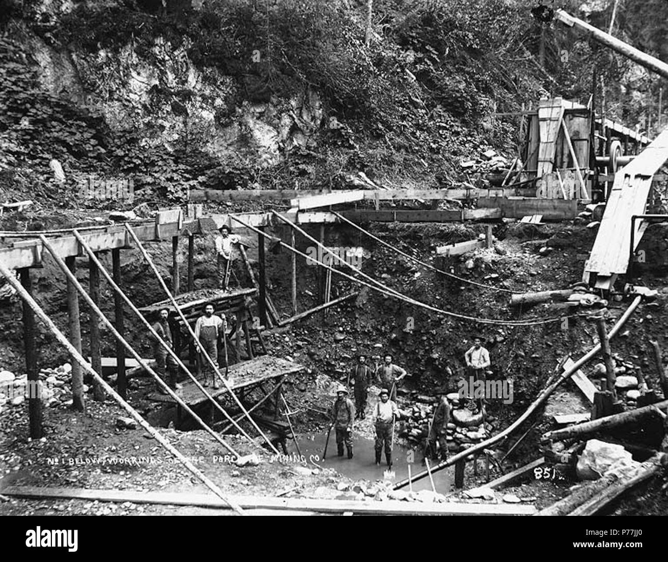 . Inglese: Sluicing funzionamento dell'Istrice Mining Co., Alaska, ca. 1899. Inglese: didascalia sulla immagine: "n. 1 qui di seguito, il funzionamento dell'Istrice Mining Co." Immagine originale in Hegg Album 6, pagina 25 . Klondike Gold Rush. Soggetti (LCTGM): miniere d'oro--Alaska; oro minatori--Alaska; chiuse--Alaska soggetti (LCSH): Istrice Mining Company (Alaska); Alaska--oro scoperte . circa 1899 12 Sluicing funzionamento dell'Istrice Mining Co, Alaska, ca 1899 (HEGG 371) Foto Stock