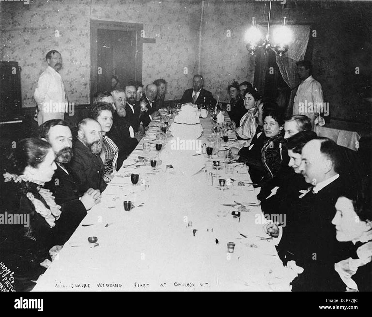 . Inglese: occasione sociale dotato di un matrimonio dinner party, Dawson, Yukon Territory, ca. 1899. Inglese: didascalia sull'immagine: 'Millionaire nozze di Dawson Y.T.' soggetti (LCTGM): Matrimoni--Yukon--Dawson; cene e pranzo --Yukon--Dawson . circa 1899 12 occasione sociale dotato di un matrimonio dinner party, Dawson, Yukon Territory, ca 1899 (HEGG 98) Foto Stock