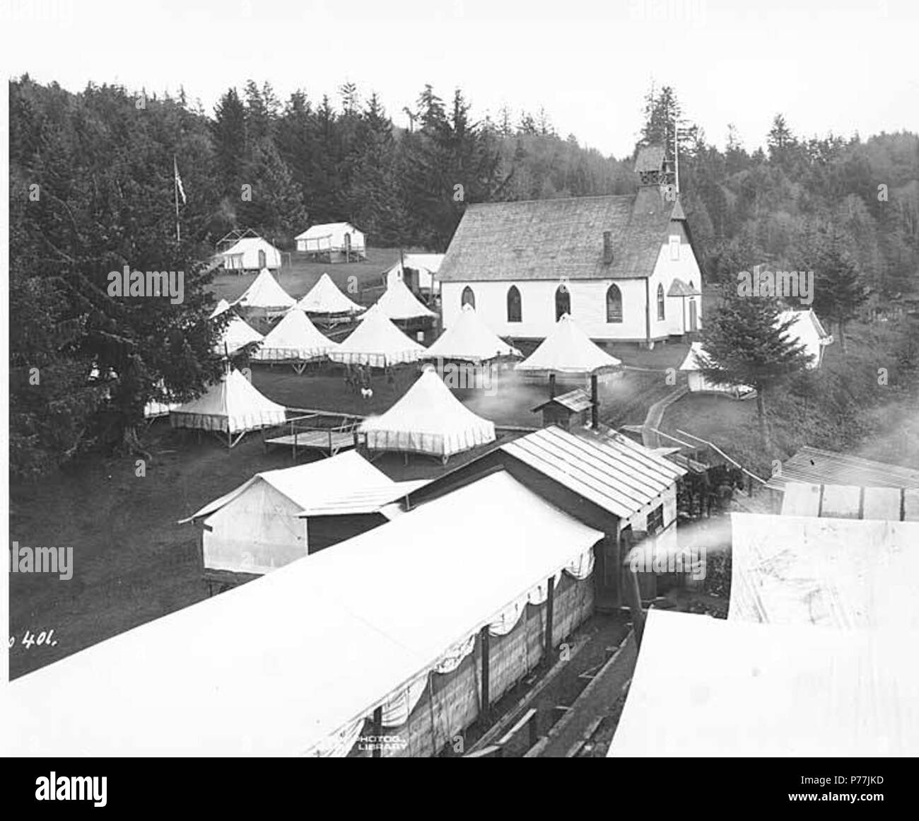 . Inglese: Divisione di abete rosso del camp e della Chiesa, ca. 1918 . Inglese: didascalia sull'immagine: No. 401 PH Coll 516.4603 soggetti (LCTGM): i campi militari--Stati Uniti; Lumber camps--Stati Uniti; Chiese--Stati Uniti; Tende--Stati Uniti; Stati Uniti. Esercito. Divisione di abete rosso--strutture--Stati Uniti soggetti (LCSH): Registrazione--Stati Uniti . circa 1918 12 Divisione abete del camp e della Chiesa, ca 1918 (KINSEY 770) Foto Stock