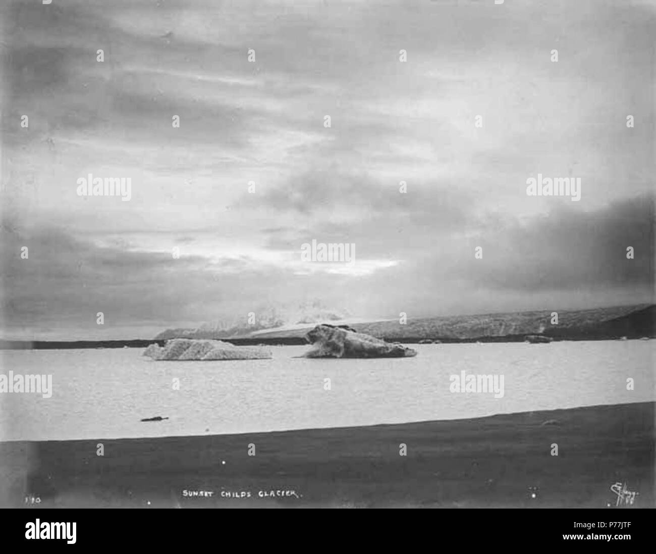 . Inglese: Tramonto sul ghiacciaio Childs, rame River, ca. 1906 . Inglese: Costruzione fotografie del fiume di rame e ferrovie nord-occidentale lungo il fiume di rame da 1906-1911. Didascalia sulla immagine: E.A. Hegg 190. Tramonto sul ghiacciaio Childs . PH Coll 375.84 soggetti (LCTGM): ghiacciai--Alaska; albe e tramonti -- Alaska soggetti (LCSH): Childs ghiacciaio (Alaska) . circa 1906 12 Tramonto sul ghiacciaio Childs, rame River, ca 1906 (HEGG 792) Foto Stock