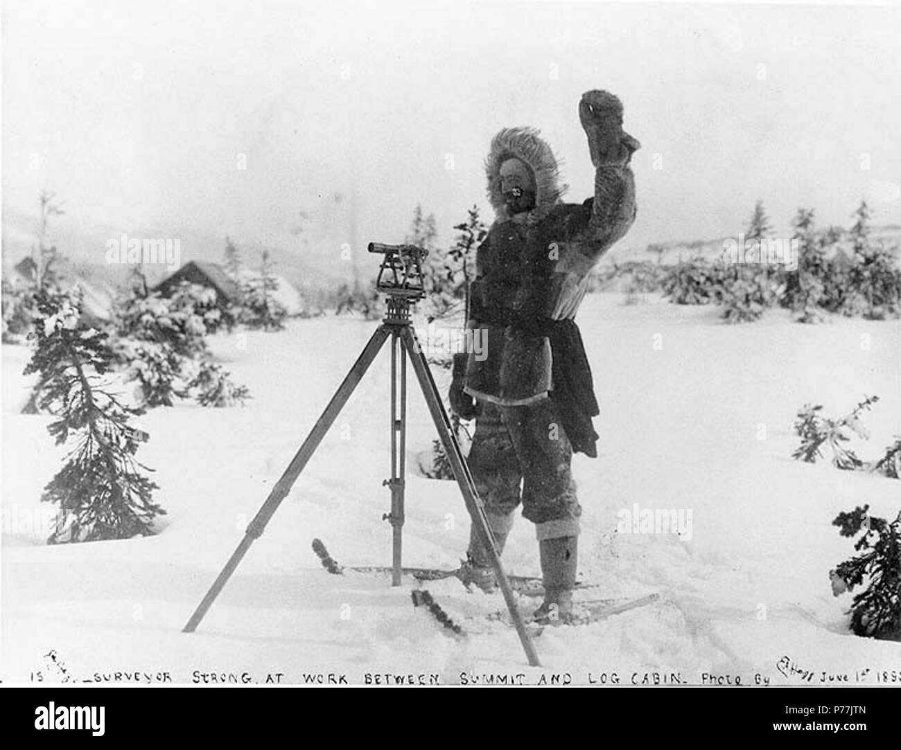 . Inglese: Surveyor forte al lavoro probabilmente per il White Pass & Yukon ferrovia tra un vertice e Log Cabin, British Columbia, Giugno 1, 1899. Inglese: didascalia sull'immagine: 'Surveyor forte al lavoro tra un vertice e Log Cabin 1 Giugno 1899." Immagine originale in Hegg Album 3, pagina 6. Soggetti (LCTGM): geometri--British Columbia; rilevazione--British Columbia; materiale geodetico--British Columbia; Railroad Costruzione & Manutenzione--British Columbia soggetti (LCSH): White Pass & Yukon Route (Azienda) . 1899 12 Surveyor forte al lavoro probabilmente per il Pass bianco &AMP; Yukon ferrovia tra un vertice e lo Foto Stock