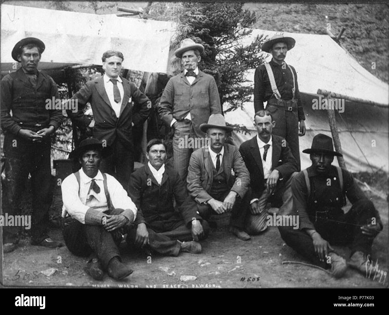 . Inglese: Commissario territoriale principali J.M. Walsh con il suo staff in una tenda quartier generale, Dawson, Yukon Territory, 1898. Inglese: didascalia sull'immagine: 'Modifica rilevante Walsh e personale, Dawson" Immagine originale in Hegg Album 22, pagina 36. Soggetti (LCSH): Walsh, J. M.; Dawson (Yukon)--dipendenti del governo; ritratti, gruppo . 1898 13 Commissario territoriale principali Walsh JM con il suo staff in una tenda quartier generale, Dawson, Yukon Territory, 1898 (HEGG 382) Foto Stock