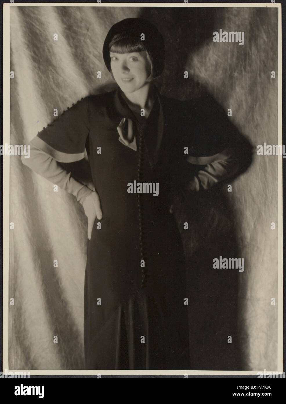 Inglese: Truus van Aalten (Dutch film attrice, 1910-1999) in piedi. 24 x18 cm. 1920s 60 Truus van Aalten - Alexander Binder - OCCHIO UFT168502 Foto Stock