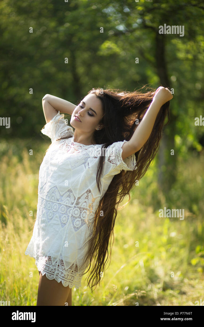 Bella ragazza fuori in natura. Foto Stock