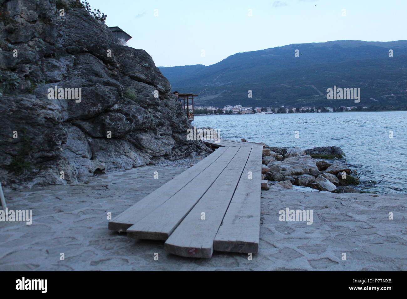 Dock su una spiaggia a Ohrid Macedonia (2018) Foto Stock
