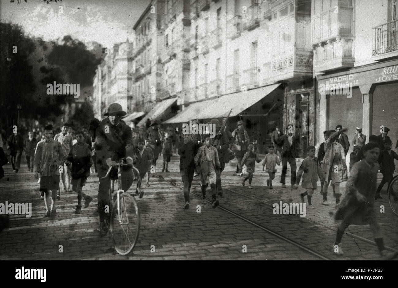 26 Desfile de tropas destinadas a la guerra de África por la calle Hernani Antes de embarcar (2 de 3) - Fondo Car-Kutxa Fototeka Foto Stock