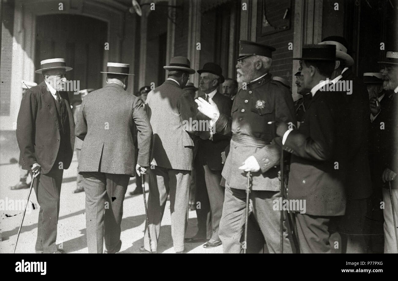 27 Eduardo Dato Iradier e con un grupo de personas en la Estacion del Norte (2 de 3) - Fondo Car-Kutxa Fototeka Foto Stock