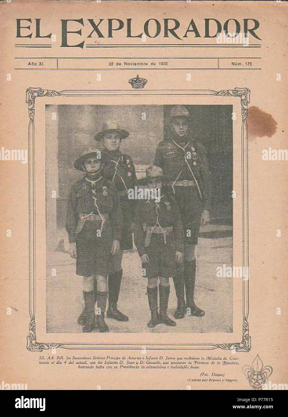 Español : Revista el Explorador, Año XI, Número 176, 23 de noviembre de 1923. En portada los hijos de Alfonso XIII en uniforme de Exploradores de España. 1923 28 el Explorador 176 Foto Stock