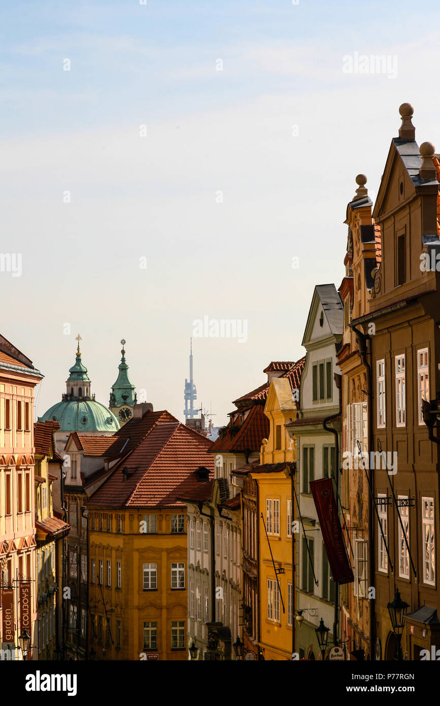 Uno scorcio della Città Vecchia di Praga Case architettonici compresi gotici e barocchi, Repubblica ceca, l'Europa. Foto Stock