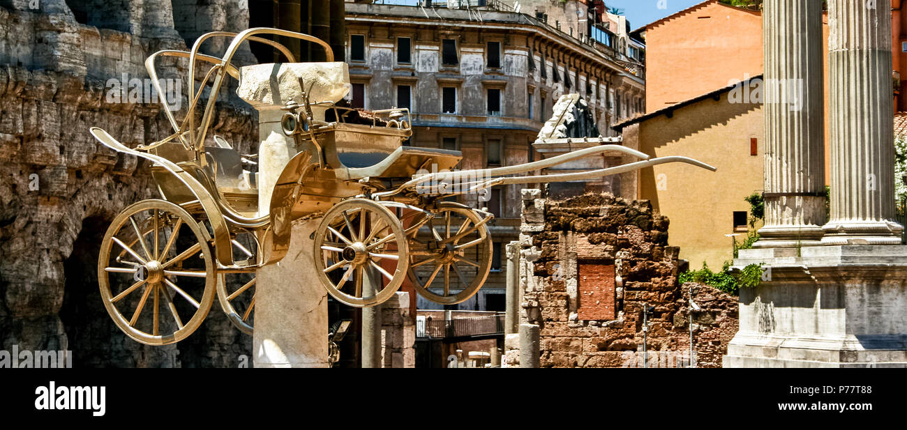Carrozza d'oro, insallazione della "coah" davanti al Teatro Marcello e colonne del Tempio di Apollo Sosiano, Teatro Marcello. Roma, Italia Foto Stock