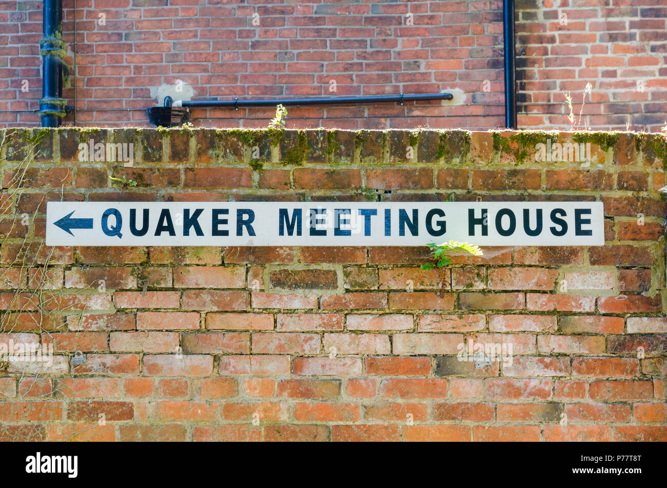 Segno dipinto sul muro di mattoni rivolta verso la Quaker Meeting House conosciuto anche come amici Meeting House Foto Stock