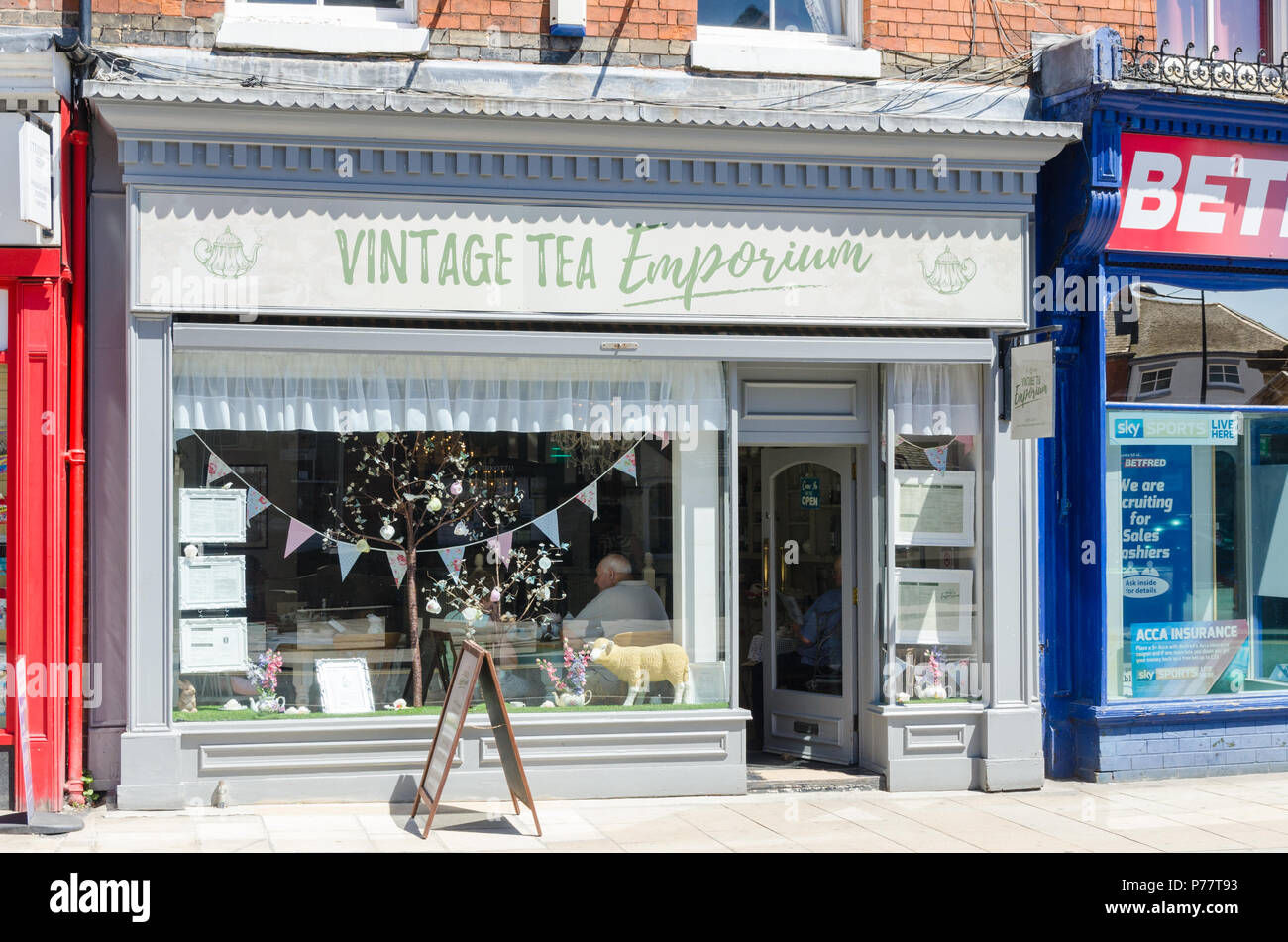 Vintage The Emporium tea shop e caffetteria in Staffordshire città mercato di Uttoxeter Foto Stock