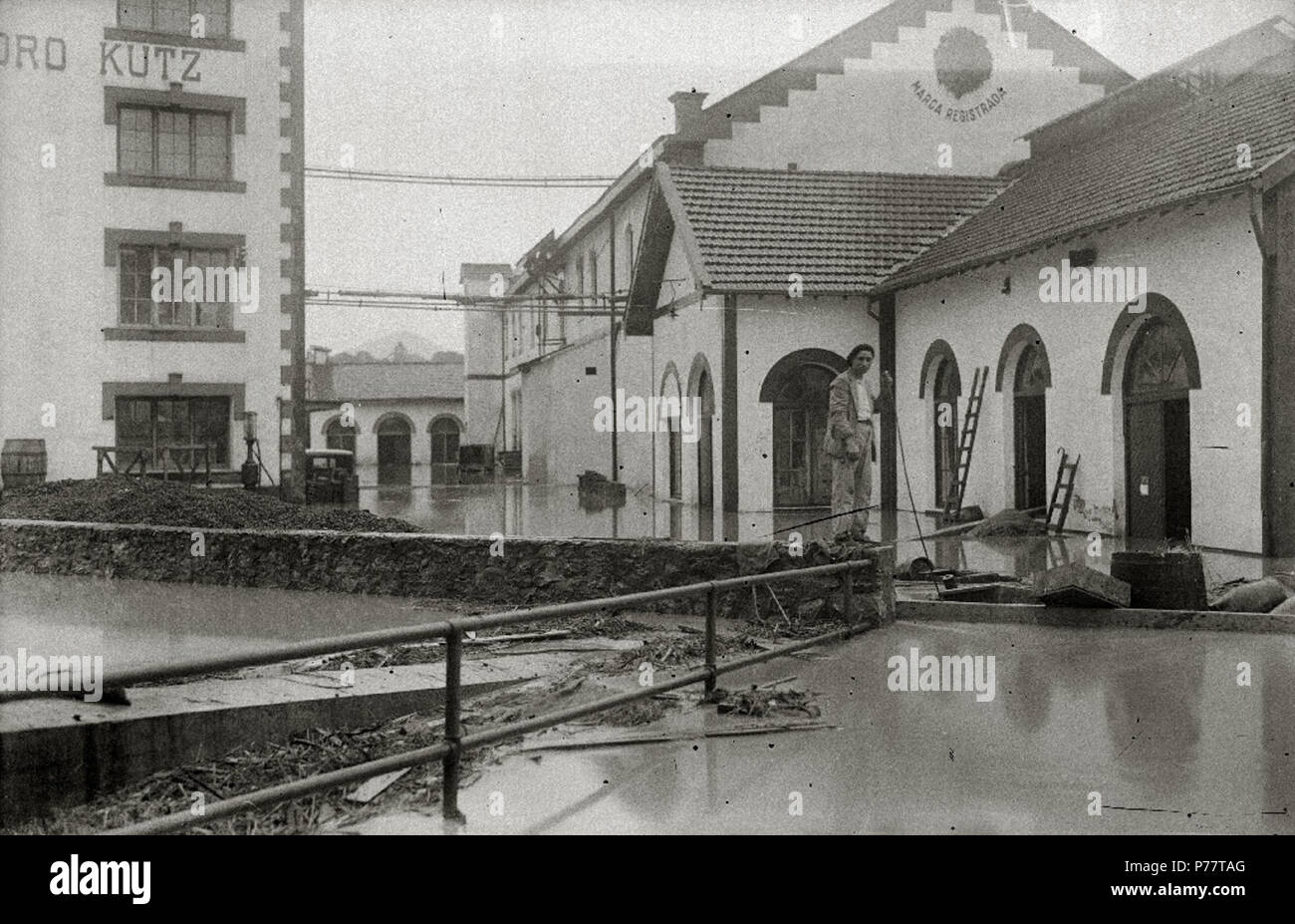 Español: Título originale: Inundaciones en el barrio del Antiguo (1/4) Localización: San Sebastián (Guipúzcoa) . 1933 38 Inundaciones en el barrio del Antiguo (1 de 4) - Fondo Car-Kutxa Fototeka Foto Stock