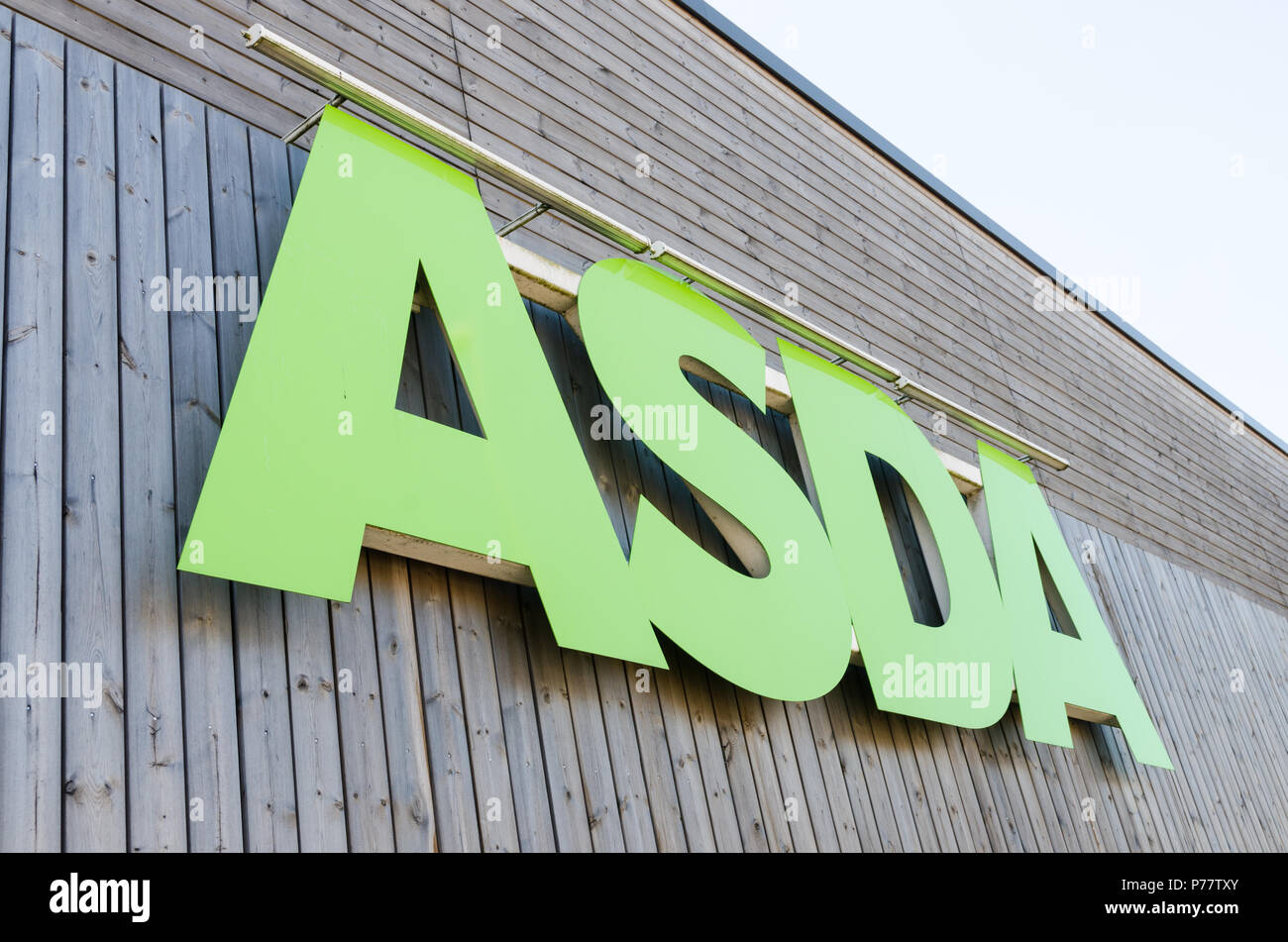 Grande verde ASDA segno sulla parete di legno del supermercato Foto Stock