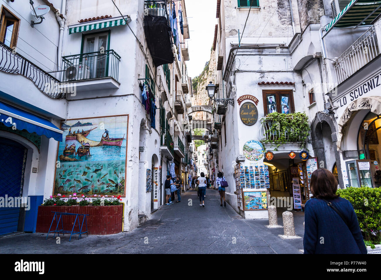 La città di Amalfi, Street nella città vecchia, Costiera Amalfitana, Italia Foto Stock