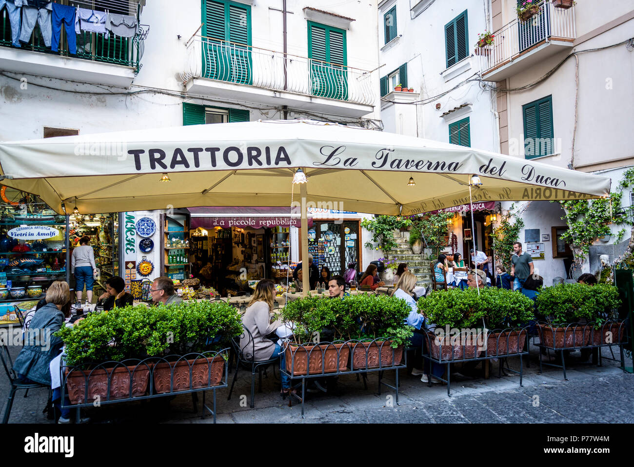 La città di Amalfi, uno dei molti ristoranti, Costiera Amalfitana, Italia Foto Stock