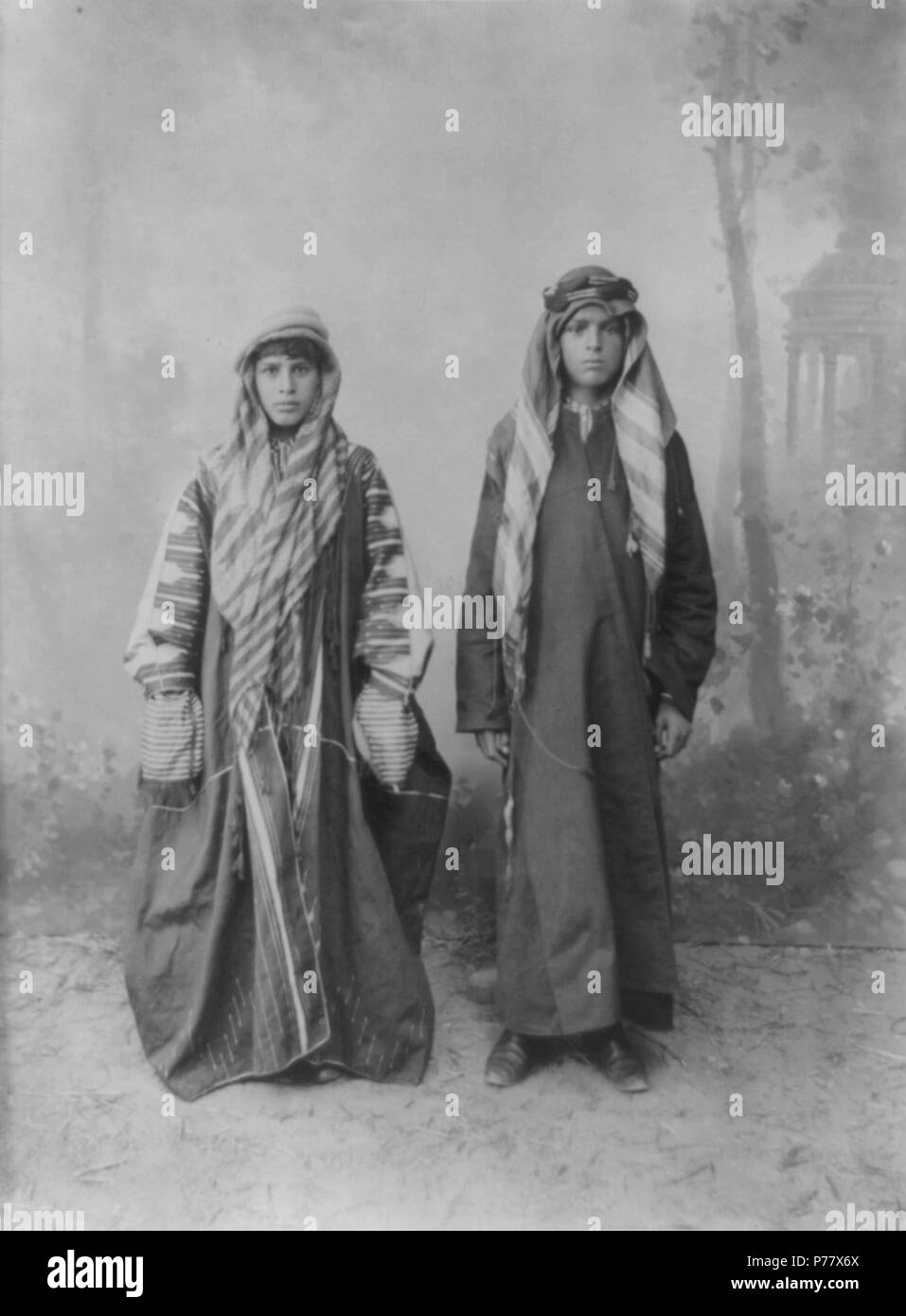 Inglese: studenti di Mekteb-i-Airet ho Humayun (Imperial Scuola tribali), che era una scuola di Istanbul fondata nel 1892 da Abdulhamid II per promuovere l'integrazione di tribù nell'impero ottomano attraverso l'istruzione. Abdullah Frères - Viçen (1820-1902), Hovsep (1830-1908) e Kevork Abdullah (1839-1918): tre fratelli armeni che ha eseguito uno studio commerciale in Costantinopoli con filiali in Cairo ed Alessandria. Nel 1862, nominato fotografi ufficiali alla corte dei sultani Abdul Aziz e Abdul Hamid II, che essi sono stati commissionati per documentare l'Impero Ottomano. 1892 o 57 Stammesschule Schueler Foto Stock