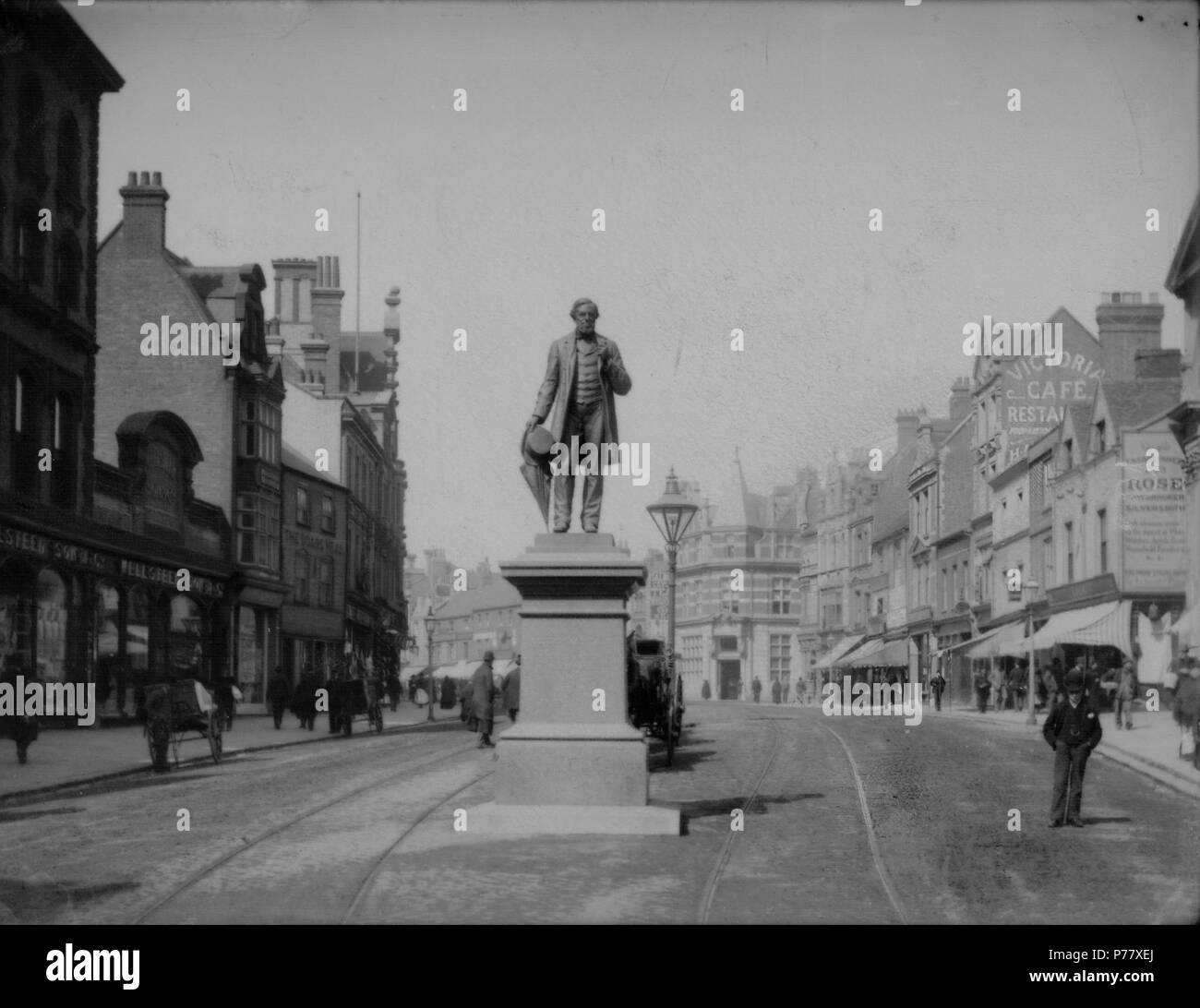 Inglese: Broad Street, Reading, guardando verso ovest, c. 1890. La statua di George Palmer sorge in primo piano e dietro di esso, da un grande gas-lampada, una cabina attende. Sul lato sud si vede n. 127 e 126 (Wellsteed, Figlio e società, trasportatori), e n. 125 (il cinghiale Head Inn), e sul lato nord n. 24 e 25 (capitale e contee Banca); n. 13 (Victoria Cafe), e n. 9 e 10 (Giovanni rosa e figlio, pawnbrokers). 1890-1899; vetro negativo di H. W. Taunt, la casella 19 non numerato 10 [infatti o 8132 o 8133]. 1890 59 la statua di George Palmer, Broad Street, Reading, c. 1890 Foto Stock