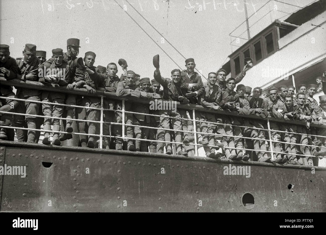 59 embarcando Tropas en el puerto de Pasaia con destino a la contienda de África (11 de 20) - Fondo Car-Kutxa Fototeka Foto Stock