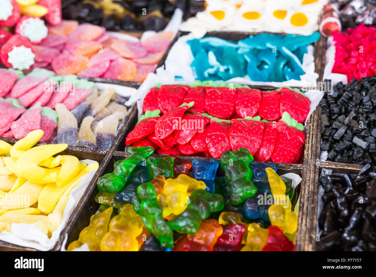 Varietà di caramelle jelly orsi e altri schemi sono rappresentati su questo stand Foto Stock