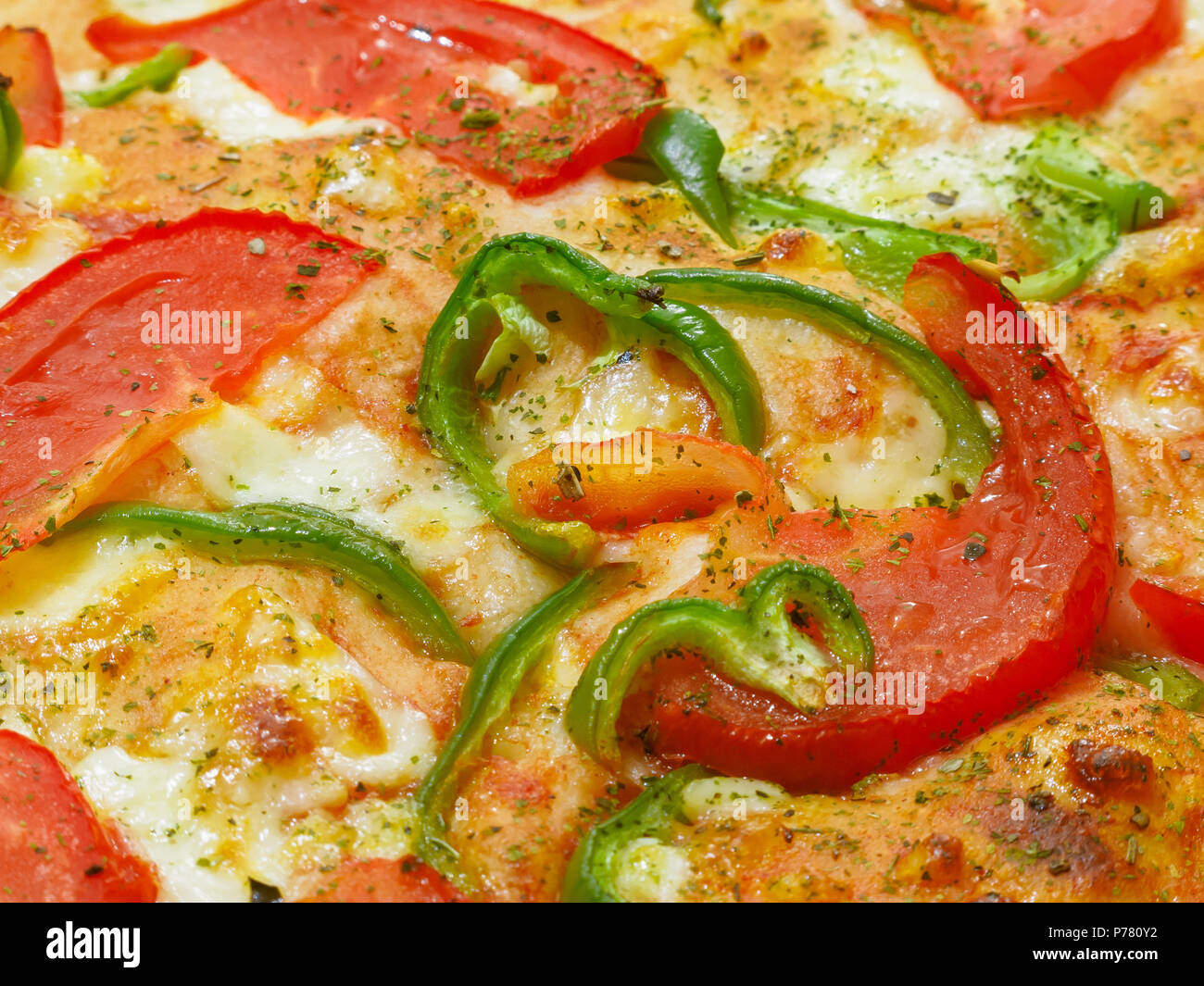 Freschi di forno margerita pizza con pomodori rossi, peperone verde e mozzarella cheeze. Foto Stock