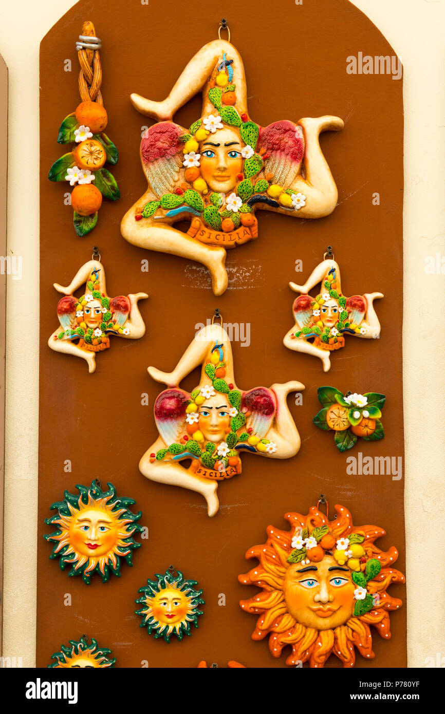 Italia Sicilia Monreale turistiche della città vecchia shop store colorate ceramiche tradizionali figure display a faccia rivolta a tre zampe gambe Foto Stock