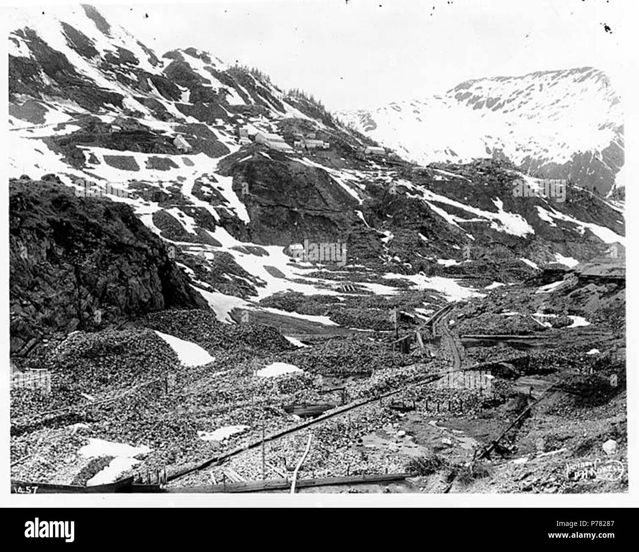 Inglese: didascalia sull'immagine: Foto di F.H. Nowell, 1457 sul verso dell'immagine: Argento Bacino di prua, Alaska Valle sulla Gold Creek, a nord di Icy Gulch, 1.5 miglia a nord del picco Gastineau e 2,4 miglia a nord-est di Juneau. Chiamato da Richard Harris nel 1880 per la Silver Bow miniera in Montana. Questo bacino era il luogo delle prime scoperte di oro in Juneau area. (Pg. 874) note da Donald Orth, Dizionario di Alaska nomi di luogo: Geological Survey Professional Paper 567 (Washington: Stati Uniti Government Printing Office, 1967) Soggetti (LCSH): miniere d oro e data mining -- Alaska--argento bacino di prua . Sconosciuto Foto Stock