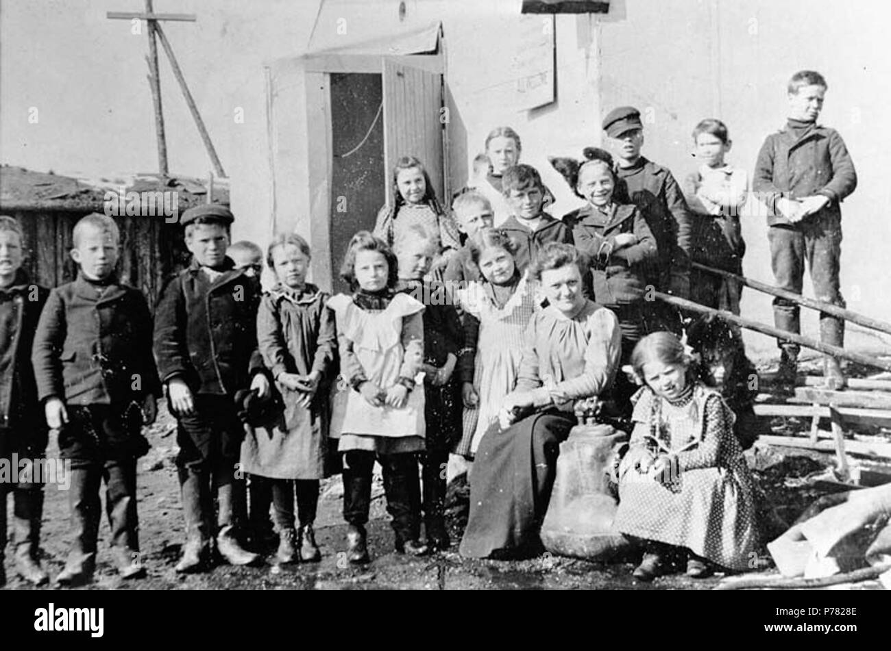 . Inglese: Miss Lind e studenti di Dawson's prima scuola, Yukon Territory, ca. 1899. Inglese: soggetti (LCTGM): scuola bambini--Yukon--Dawson; insegnanti--Yukon--Dawson soggetti (LCSH): ritratti, Gruppo--Yukon--Dawson . circa 1899 9 Miss Lind e studenti di Dawson's prima scuola, Yukon Territory, ca 1899 (HEGG 176) Foto Stock