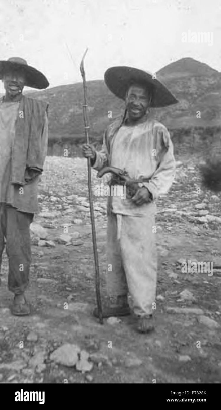 Inglese: capra mongola herder con la pistola, ca. 1905 . Inglese: scritto a  mano sotto l'immagine: capra mongola herder con la pistola PH Coll 214.F32  i vestiti e le attrezzature in