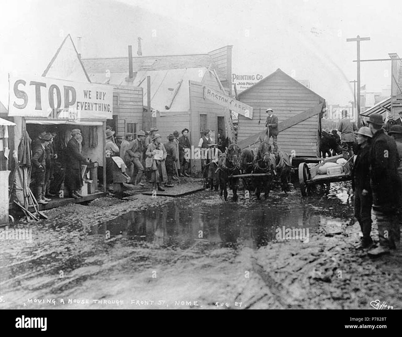 . Inglese: lo spostamento di una casa con una squadra di cavalli attraverso il fango giù Front St., Nome, Alaska, 27 agosto 1900. Inglese: didascalia sull'immagine: 'Spostamento una casa attraverso la parte anteriore San, Nome. Aug 27' immagine originale in Hegg Album 38, pagina 9. Soggetti (LCTGM): strade--Alaska--Nome; Boston Cafe (nome, Alaska); ristoranti--Alaska--Nome; cavalli--Alaska--Nome; carrelli e carri--Alaska--Nome; pubblicità--Alaska--Nome; fango--Alaska--Nome soggetti (LCSH): spostamento di edifici, ponti, ecc.--Alaska--Nome; Front Street (nome, Alaska); Progetto di animali--Alaska--Nome . circa 1900 9 spostando una casa con una squadra di cavalli th Foto Stock . Inglese: lo spostamento di una casa con una squadra di cavalli attraverso il fango giù Front St., Nome, Alaska, 27 agosto 1900. Inglese: didascalia sull'immagine: 'Spostamento una casa attraverso la parte anteriore San, Nome. Aug 27' immagine originale in Hegg Album 38, pagina 9. Soggetti (LCTGM): strade--Alaska--Nome; Boston Cafe (nome, Alaska); ristoranti--Alaska--Nome; cavalli--Alaska--Nome; carrelli e carri--Alaska--Nome; pubblicità--Alaska--Nome; fango--Alaska--Nome soggetti (LCSH): spostamento di edifici, ponti, ecc.--Alaska--Nome; Front Street (nome, Alaska); Progetto di animali--Alaska--Nome . circa 1900 9 spostando una casa con una squadra di cavalli th Foto Stock