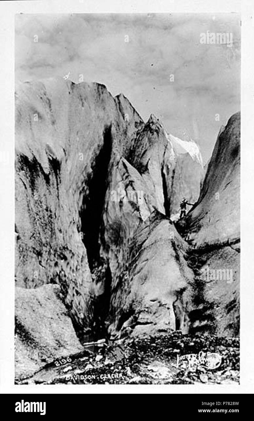 . Inglese: alpinista presso il Ghiacciaio di Davidson, Chilkat intervallo vicino Skagway, ca. 1904 . Inglese: didascalia sull'immagine: Davidson ghiacciaio. Foto di F.H. Nowell, 2196. Il ghiacciaio di Davidson ha i suoi capi sul pendio orientale della gamma Chilkat e il suo terminus 1.4 miglia a sud-ovest del ghiacciaio Punto su Chilkat ingresso, 26 miglia a sud-ovest di Skagway. Il nome indiano è stato segnalato come Ssitkaje. Soggetti (LCTGM): ghiacciai--Alaska; Neve & arrampicata su ghiaccio -- Alaska--Davidson ghiacciaio alpinismo;--Alaska--Davidson Glacier soggetti (LCSH): Davidson ghiacciaio (Alaska); gli alpinisti--Aalska--Davidson Glacier . circa 1904 9 Mo Foto Stock