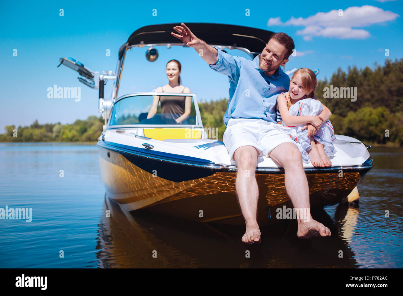 Allegro padre figlia raccontando storie mentre la barca a vela Foto Stock