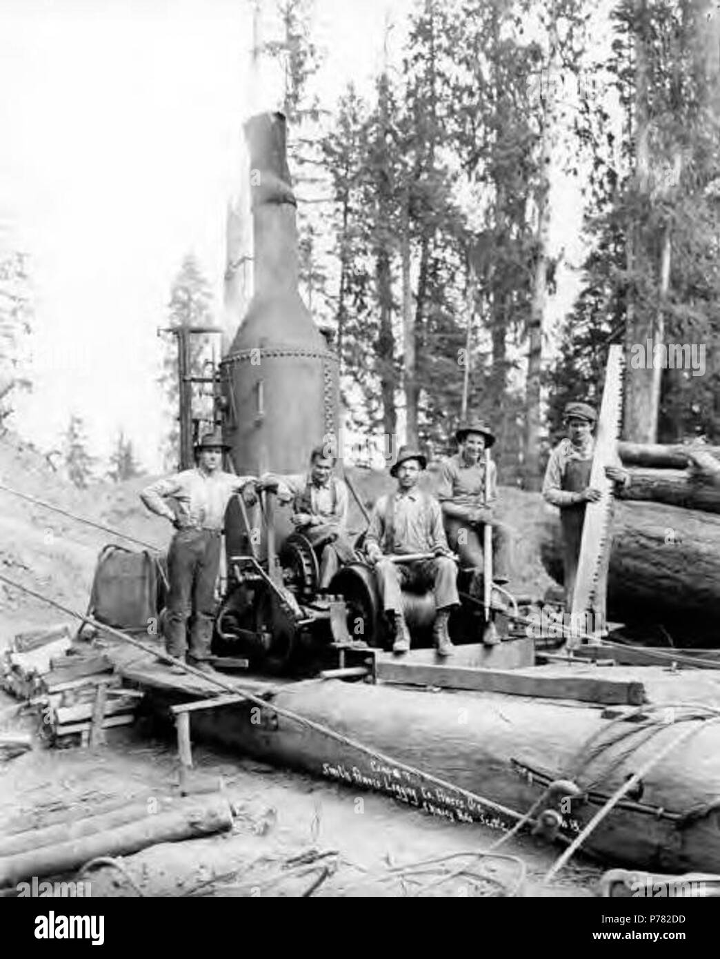 . Inglese: Aprire asino motore ed equipaggio, Smith poteri Logging Company, poteri, ca. 1922 . Inglese: didascalia sull'immagine: Camp #7, Smith poteri Logging Co, poteri, Ore., n. 13 PH Coll 516.5456 Il Smith-Powers Logging Company è stata fondata nei primi anni del ventesimo secolo in Coos County, Oregon. La città di poteri è stato chiamato con il nome di Albert H. poteri nel 1914. Poteri è servita come vice presidente e general manager della Smith-Powers Logging Company, che è servita come una filiale a c.a. Smith Lumber Company. Poteri è nato nel 1861 in Ontario e si trasferì a Marshfield (divenuta in seguito noto come Coos Bay) Foto Stock