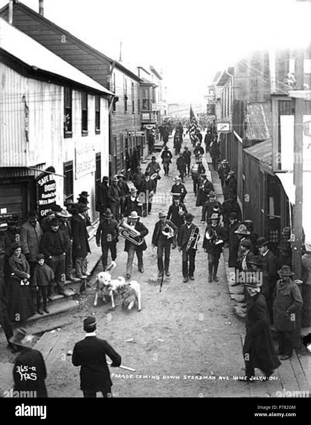 . Inglese: Sfilata Steadman Ave. per il 4 luglio la celebrazione, Nome, Alaska, 1901. Inglese: Mostra duelli aerei bloccando i membri della band su strada . Didascalia sulla immagine: 'Parade scendendo Steadman Ave., Nome. Luglio 4, 1901." Immagine originale in Hegg Album 5, pagina 36 . Fotografia originale da Eric A. Hegg 1833; copiati da Webster e Stevens 365.A soggetti (LCTGM): quarto di luglio celebrazioni--Alaska--Nome; strade--Alaska--Nome, parate e processioni--Alaska--Nome; quartieri degli affari -- Alaska--Nome; i cani -- Alaska--Nome soggetti (LCSH): Steadman Avenue (nome, Alaska) . 1901 10 Sfilata Steadman Ave per Foto Stock