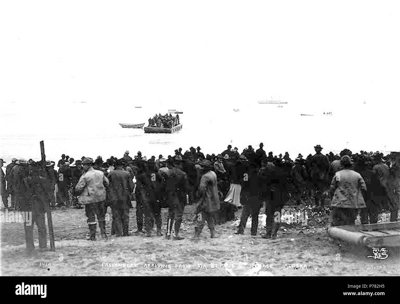 . Inglese: i passeggeri in arrivo sulla spiaggia da scow dal sistema di cottura a vapore ST. Paolo, Nome, Alaska, ca. 1900. Inglese: didascalia sulla immagine: "i passeggeri in arrivo da str. San Paolo. Nome, Alaska." Immagine originale in Hegg Album 17, pagina 25 . Fotografia originale da Eric A. Hegg 1410; copiati da Webster e Stevens 211.A soggetti (LCTGM): Scows--Alaska--Nome; spiagge -- Alaska--Nome; Navi--Alaska--Nome soggetti (LCSH): San Paolo (nave) . circa 1900 10 passeggeri in arrivo sulla spiaggia da scow dal sistema di cottura a vapore ST PAUL, Nome, Alaska, ca 1900 (HEGG 632) Foto Stock