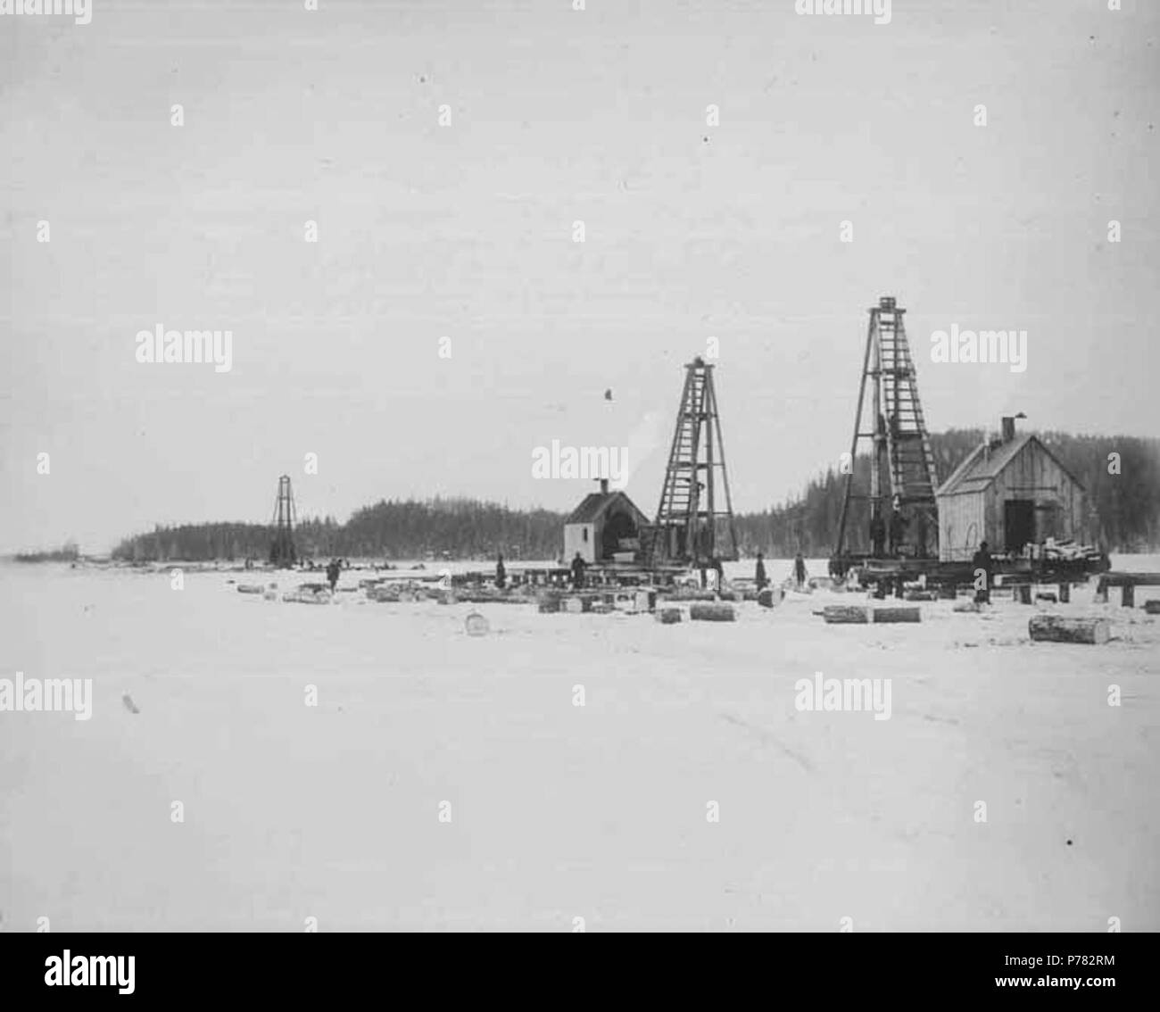 . Inglese: battipalo al lavoro sul ghiacciaio di pianura a Mile 20 in prossimità di Alaganik, Marzo 17, 1908 . Inglese: Costruzione fotografie del fiume di rame e ferrovie nord-occidentale lungo il fiume di rame da 1906-1911. Didascalia sulla immagine: E.A. Hegg. La finitura di infissione sui cappelli di miglio 20, 17 marzo '08. Il fiume di rame Ry. PH Coll 375.48 soggetti (LCTGM): ferrovia Costruzione & Manutenzione--Alaska; battipali; neve--Alaska . 1908 10 battipali al lavoro sul ghiacciaio di pianura a Mile 20 in prossimità di Alaganik, Marzo 17, 1908 (HEGG 766) Foto Stock