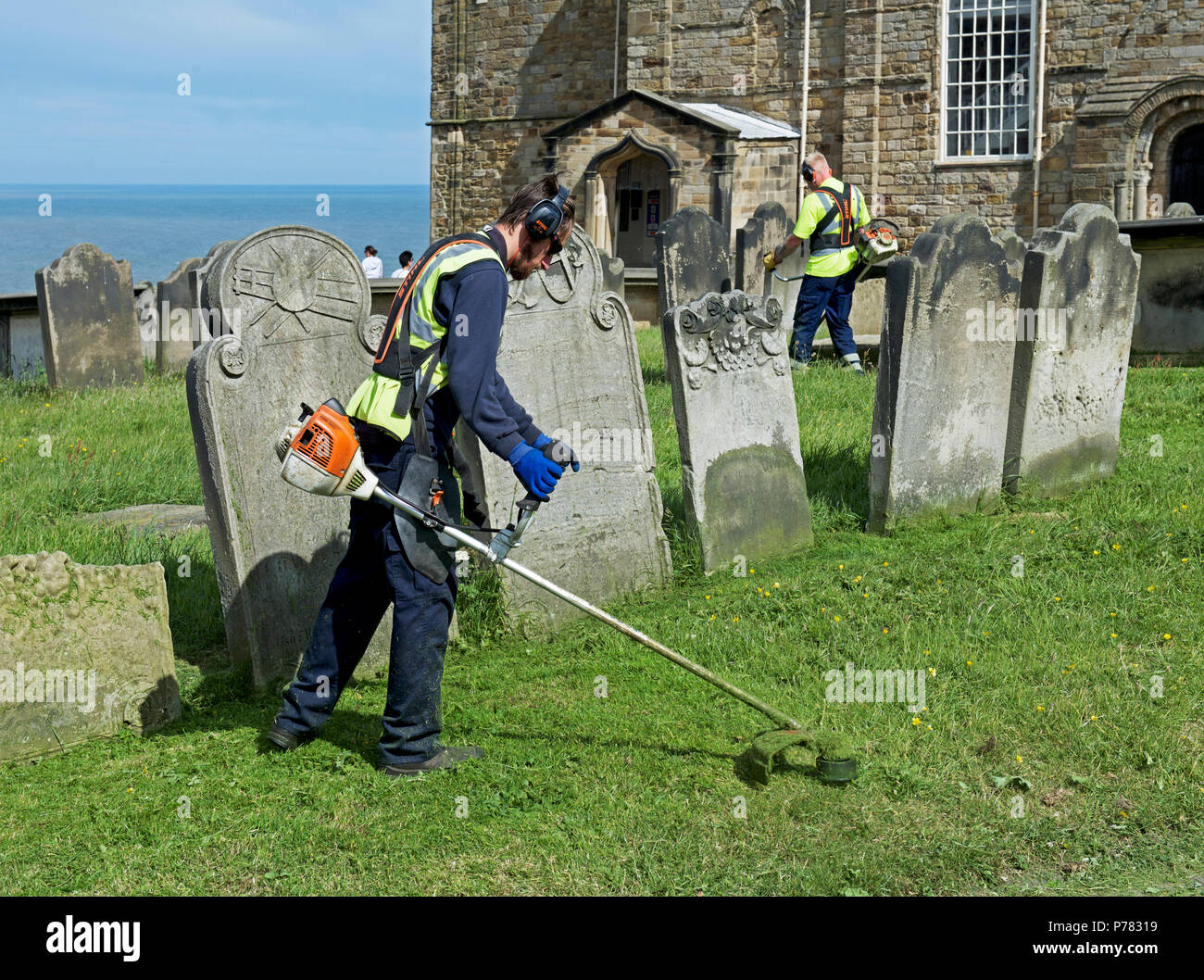 Giardinieri strimming, Chiesa di Santa Maria, Whitby, North Yorkshire, Inghilterra, Regno Unito Foto Stock