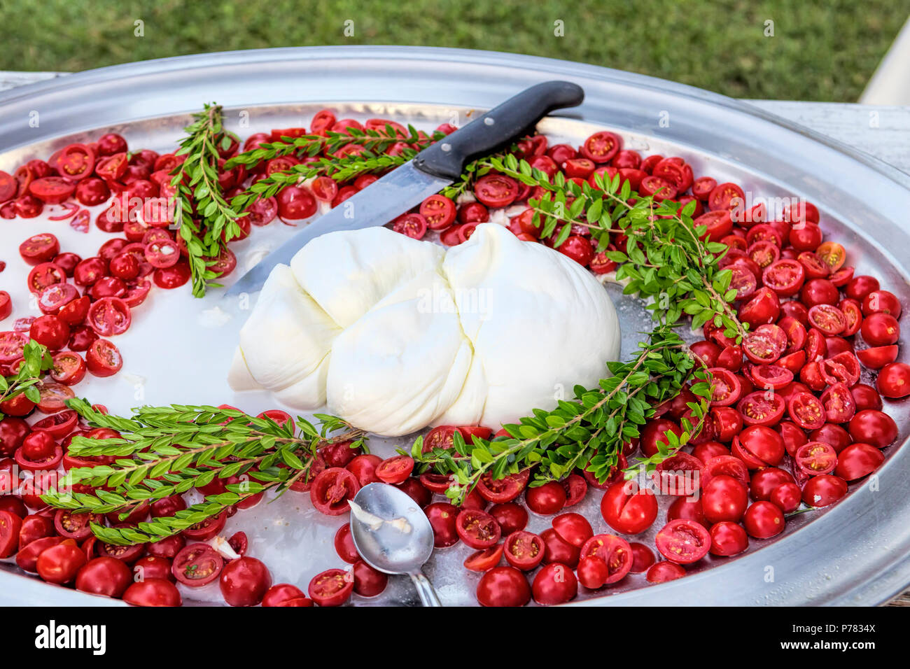 Buffalo mozzarella di bufala servita con pomodoro di Pachino Foto Stock Buffalo mozzarella di bufala servita con pomodoro di Pachino Foto Stock