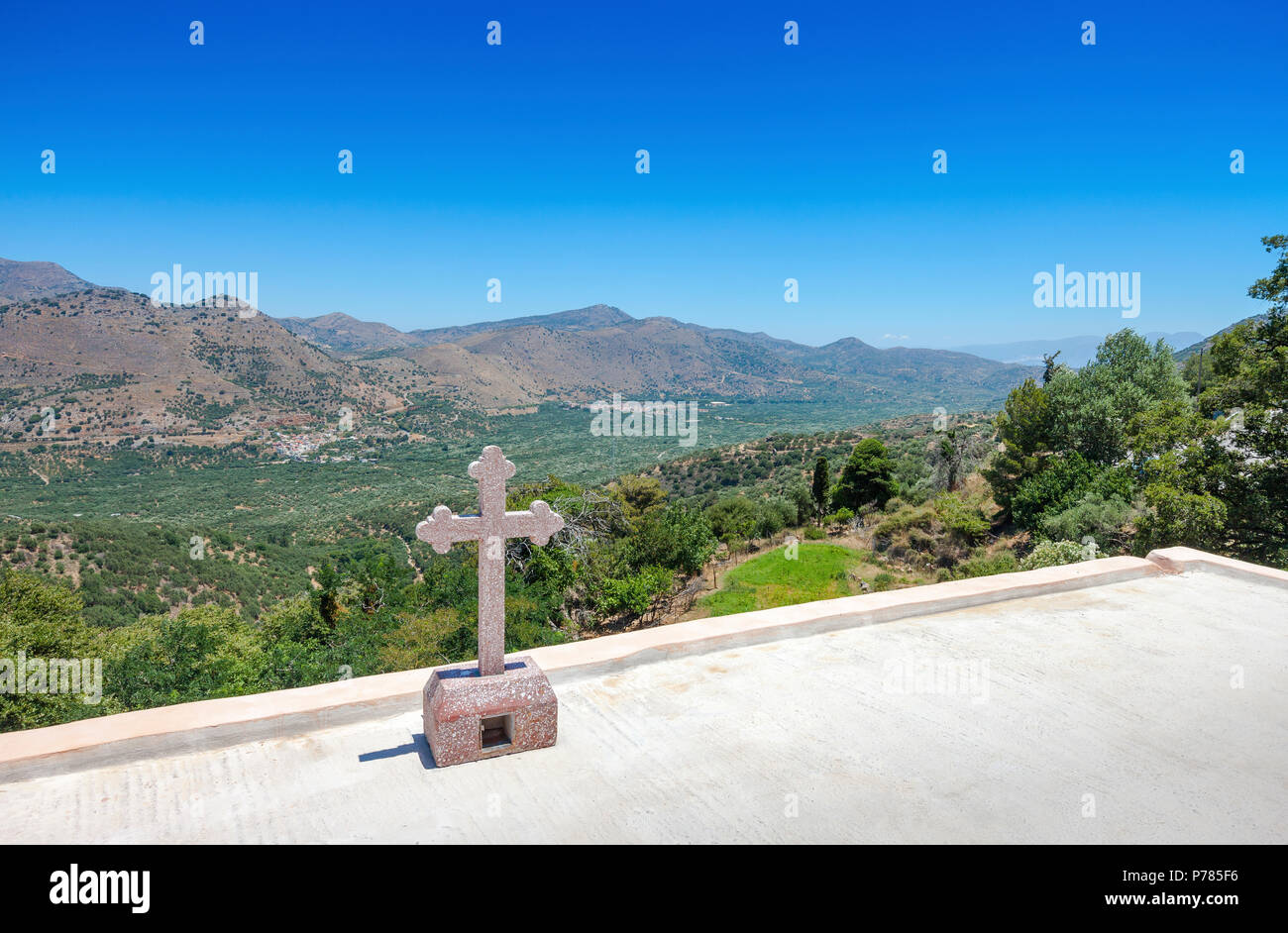 Vista del paesaggio dal monastero dei Santi Michele e Gabriele - Kremaston (Kremasti, Kremasta) Creta, Grecia. Il monastero è stato Kremaston fou Foto Stock